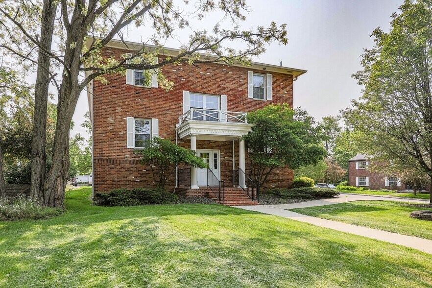 5830 N High St, Worthington, OH 43085