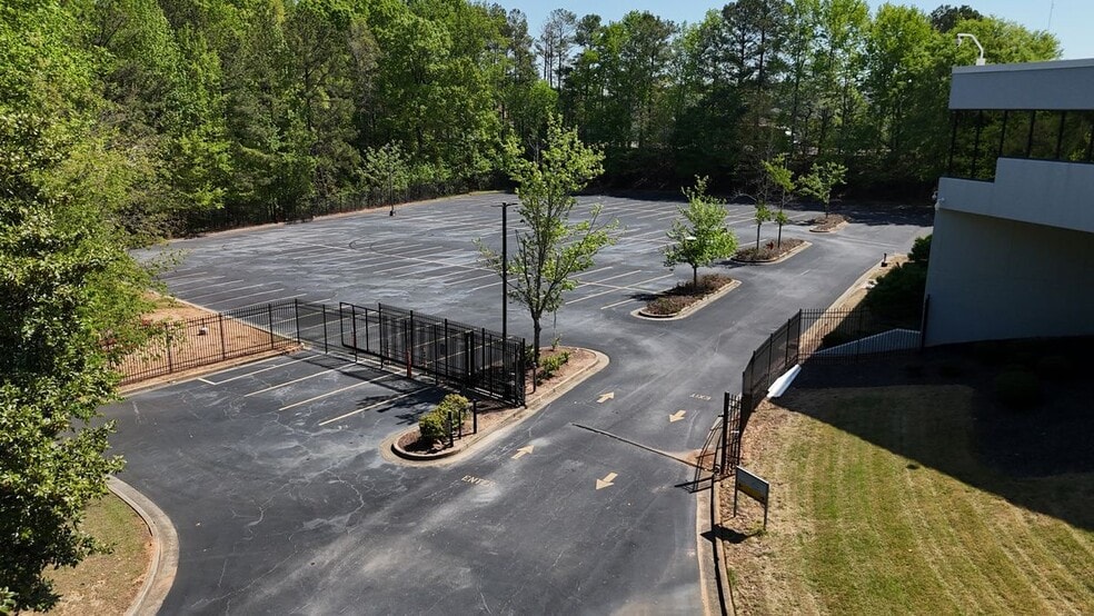 5180 Snapfinger Woods Dr, Decatur, GA for lease - Building Photo - Image 2 of 6