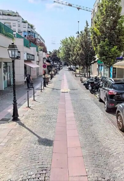 Retail in Courbevoie for lease - Building Photo - Image 1 of 2