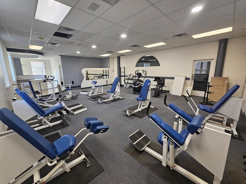 166 E Jericho Tpke, Mineola, NY for lease - Building Photo - Image 3 of 46