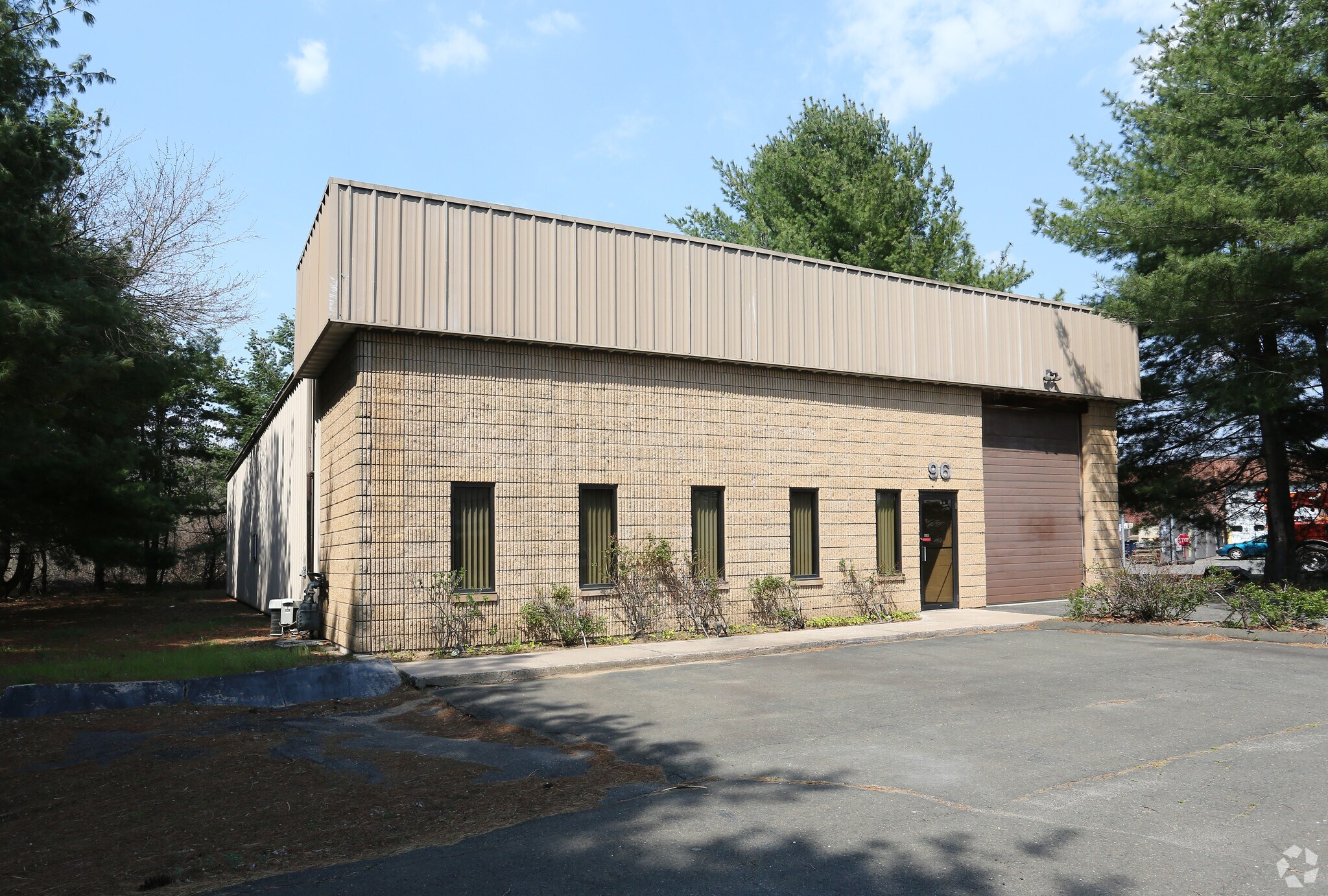 96 Burnham St, South Windsor, CT for sale Primary Photo- Image 1 of 1