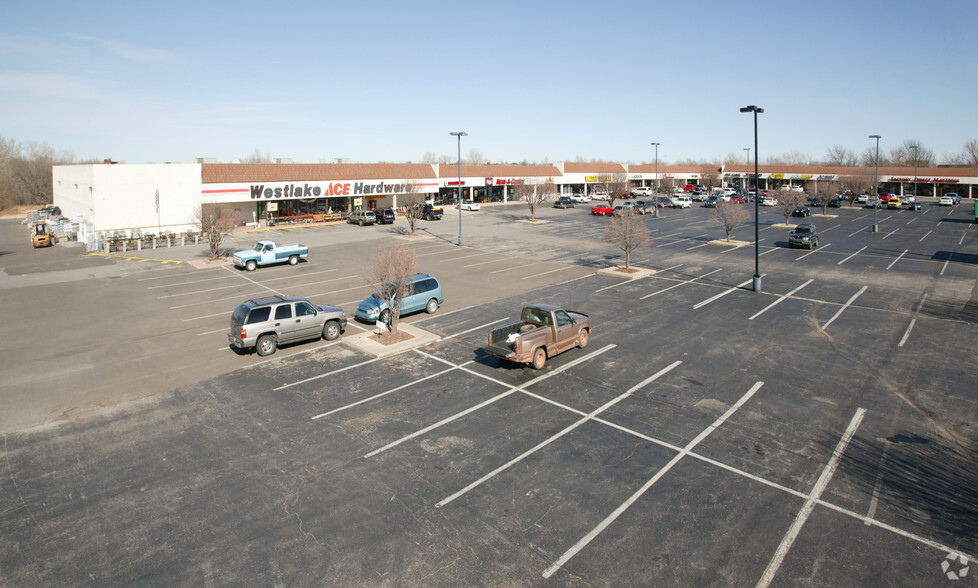 723-821 W Danforth Rd, Edmond, OK for lease - Building Photo - Image 2 of 12