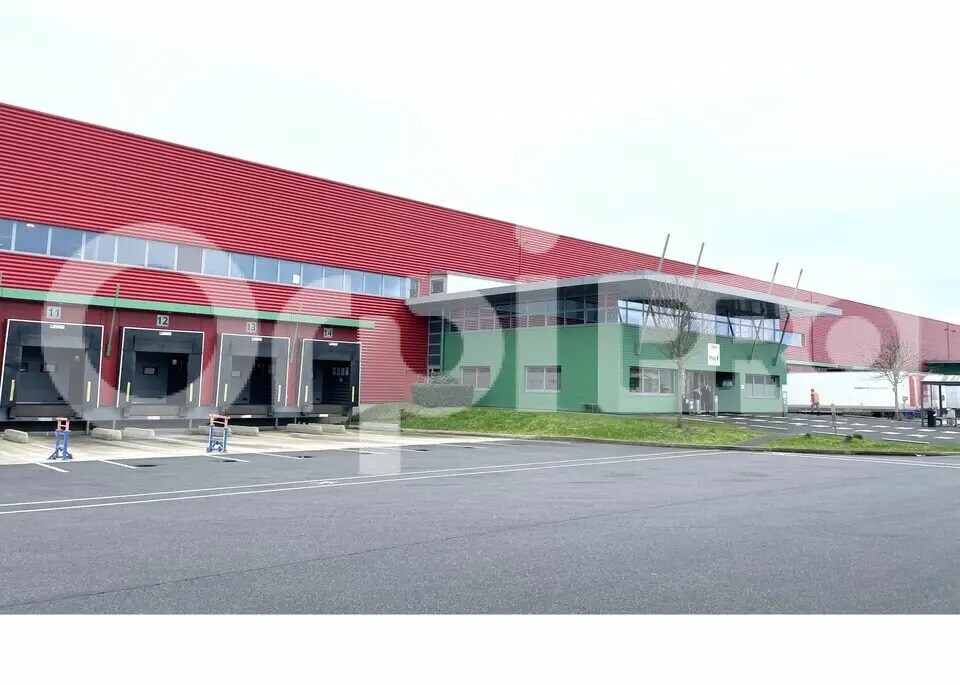 Industrial in Le Coudray-Montceaux for lease Building Photo- Image 1 of 11