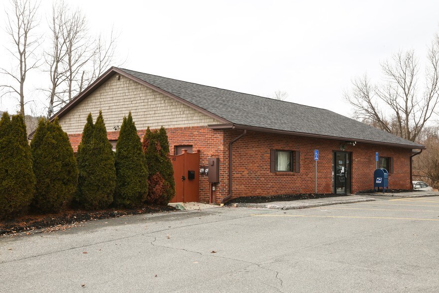 42 Crystal St, Lenox, MA for sale - Primary Photo - Image 1 of 1