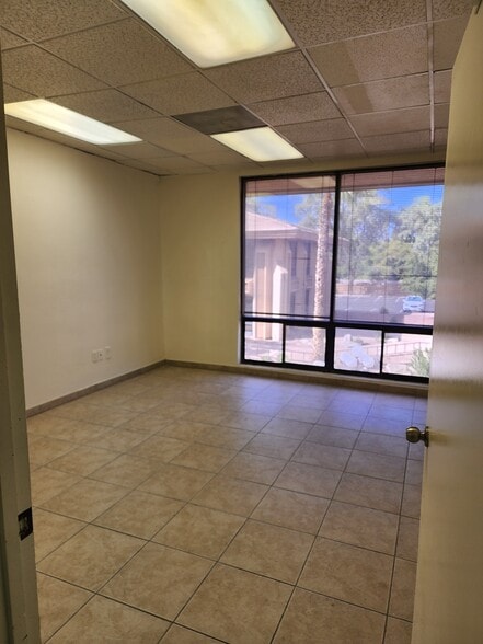2720 E Thomas Rd, Phoenix, AZ for lease - Interior Photo - Image 2 of 17