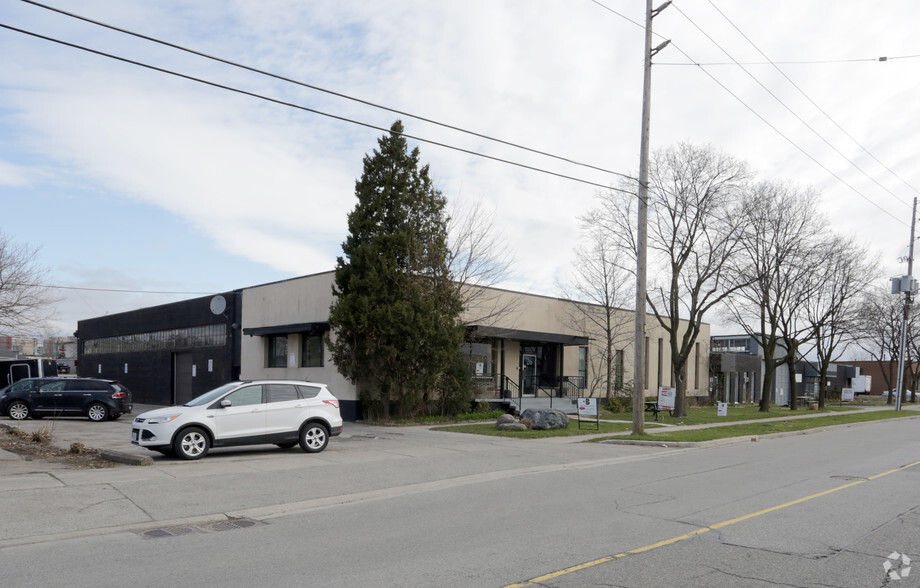 26 Six Point Rd, Toronto, ON for lease - Primary Photo - Image 1 of 3