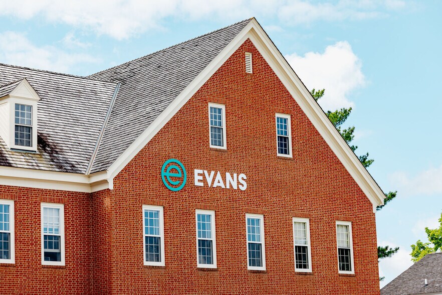 440 Wells St, Delafield, WI for lease - Building Photo - Image 2 of 8