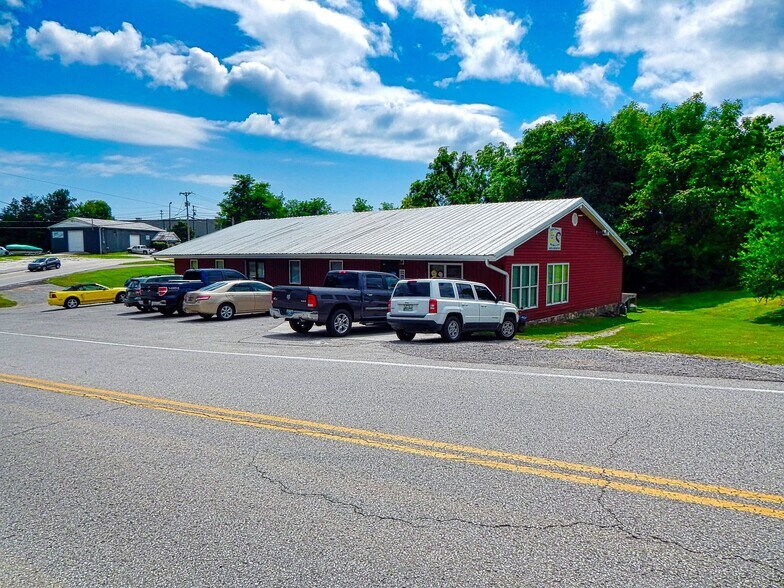 1749 Towe String Rd, Jacksboro, TN 37757