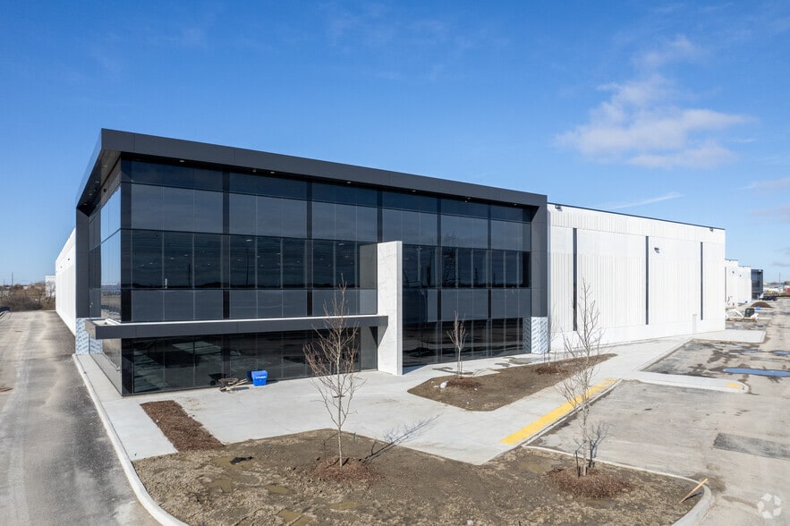 9151 Huntington Rd, Vaughan, ON for lease - Primary Photo - Image 1 of 3
