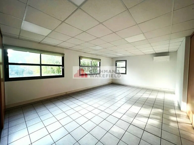 Office in Nîmes for lease - Interior Photo - Image 2 of 3