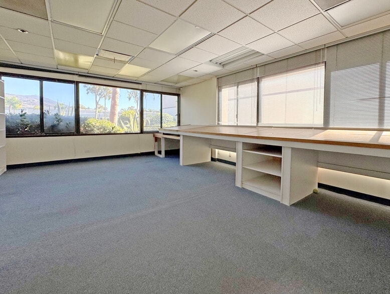 1027 Cindy Ln, Carpinteria, CA for lease - Interior Photo - Image 2 of 8