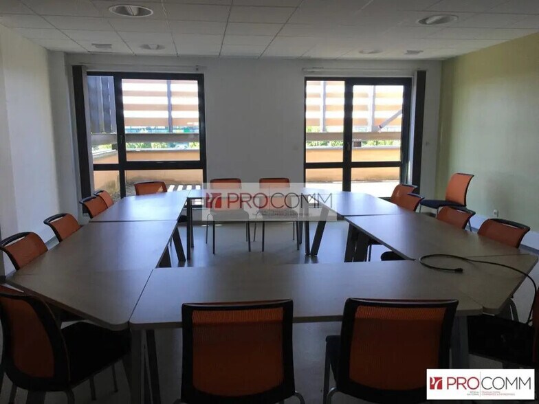 Office in Chartres for lease - Building Photo - Image 2 of 6