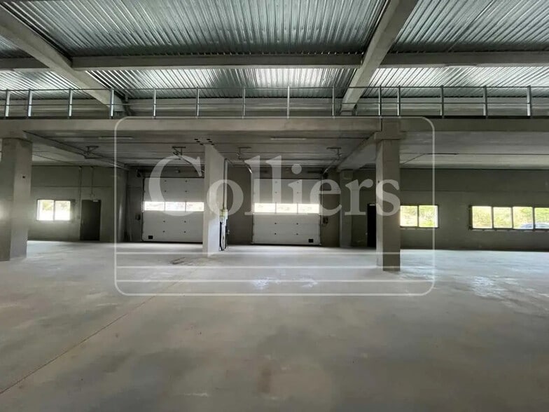 Flex in La Ciotat for lease - Interior Photo - Image 2 of 8