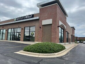 17260-17300 W Bluemound Rd, Brookfield, WI for lease Interior Photo- Image 2 of 2