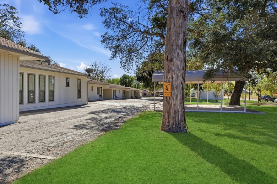 1016 N Ave E, Shiner, TX for sale - Building Photo - Image 2 of 19