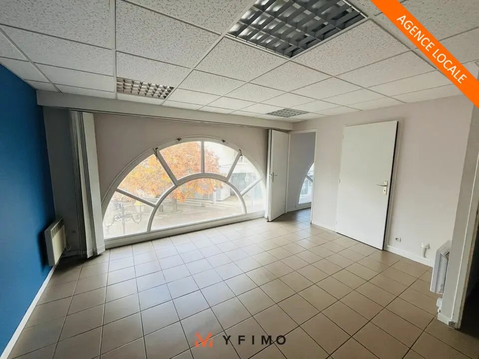 Office in Poissy for lease Interior Photo- Image 1 of 5