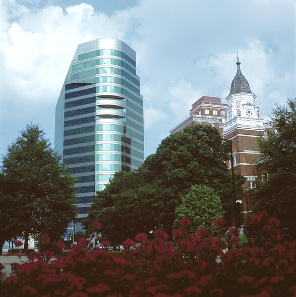 900 S Gay St, Knoxville, TN for lease - Building Photo - Image 2 of 16