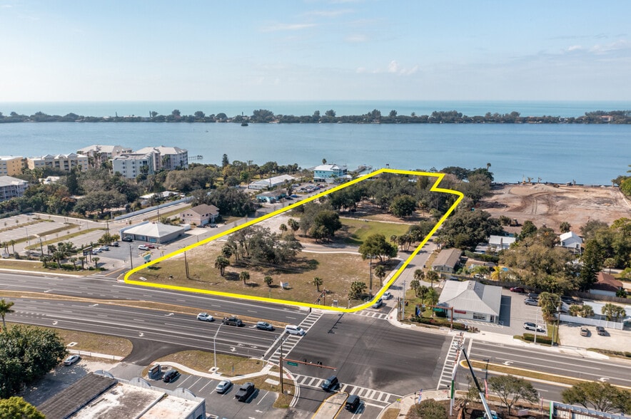 135 Bayview Dr, Osprey, FL for sale - Building Photo - Image 2 of 10