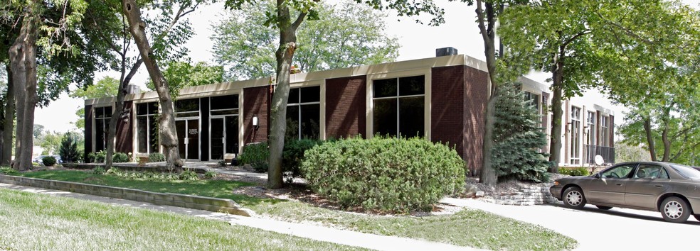 850 Elm Grove Rd, Elm Grove, WI for sale - Primary Photo - Image 1 of 1