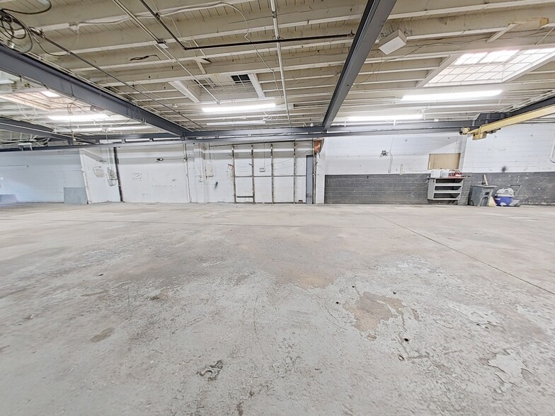 2 Auto Shops portfolio of 2 properties for sale on LoopNet.com - Building Photo - Image 2 of 14