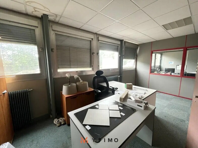 Flex in Juziers for lease - Building Photo - Image 2 of 5