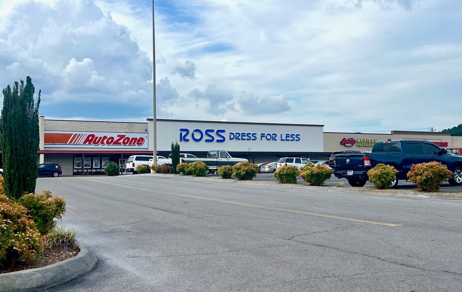 611-691 W Elk Ave, Elizabethton, TN for lease - Building Photo - Image 1 of 5