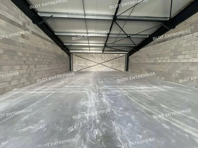 Flex in La Bouëxière for lease - Interior Photo - Image 3 of 13