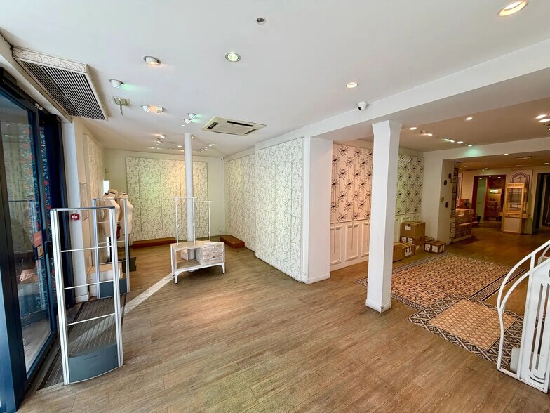 Retail in Paris for lease - Interior Photo - Image 2 of 8