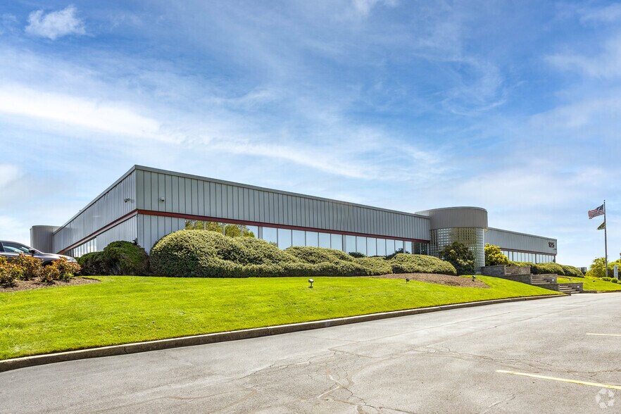 125 E Bethpage Rd, Plainview, NY for lease - Building Photo - Image 3 of 7