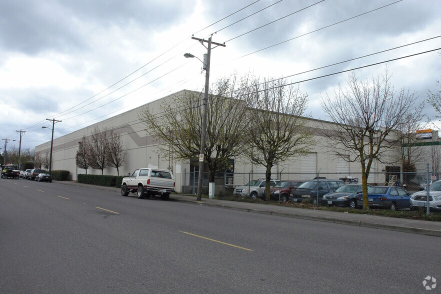 13730 NE Whitaker Way, Portland, OR for sale - Primary Photo - Image 1 of 1