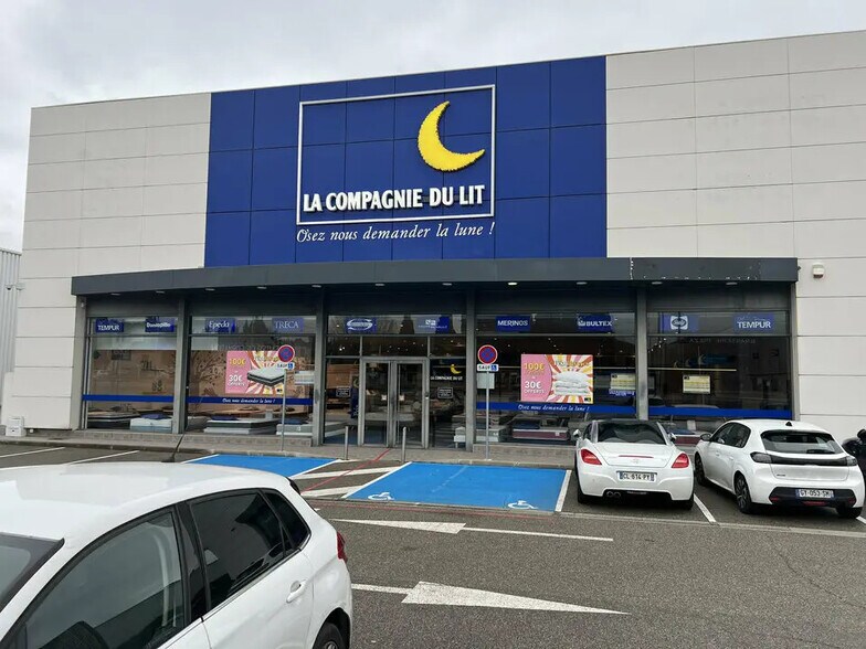 Retail in Les Pennes-Mirabeau for lease - Building Photo - Image 1 of 5