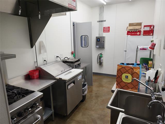 1147 S Lewis Ave, Tulsa, OK for lease - Interior Photo - Image 2 of 34