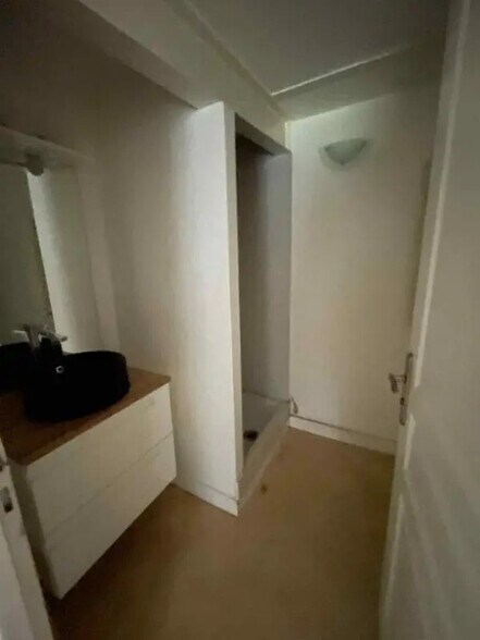 Flex in Senlis for lease - Interior Photo - Image 3 of 5