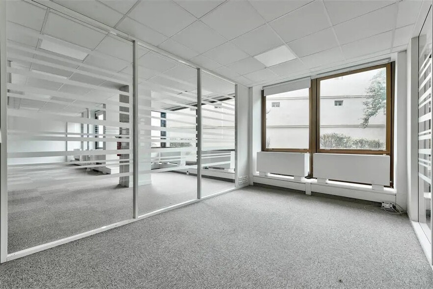 Office in Saint-Cloud for lease - Building Photo - Image 2 of 6