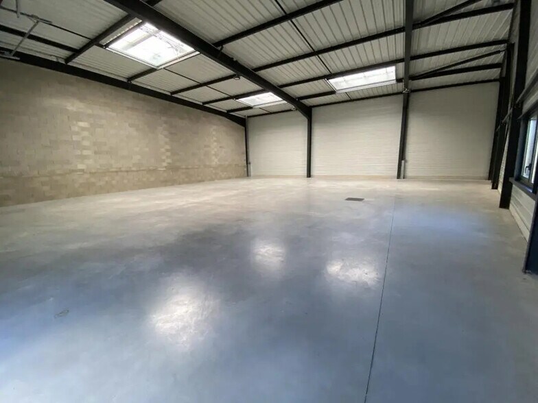 Industrial in Dreux for lease - Building Photo - Image 2 of 6