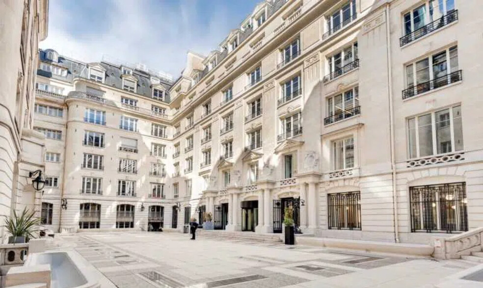 Rue Rougemont, Paris for lease - Interior Photo - Image 3 of 4
