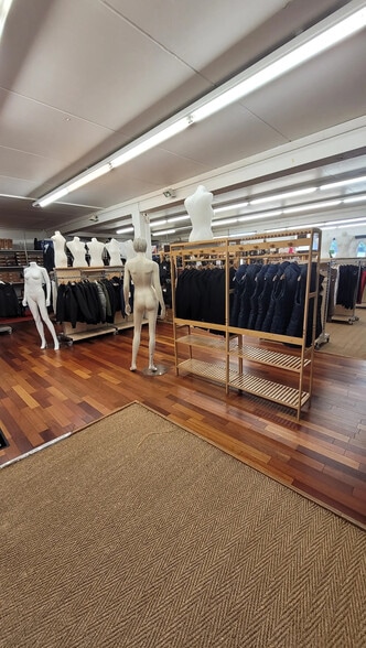 Retail in CHAMPAGNE-AU-MONT-D'OR for lease - Interior Photo - Image 1 of 2