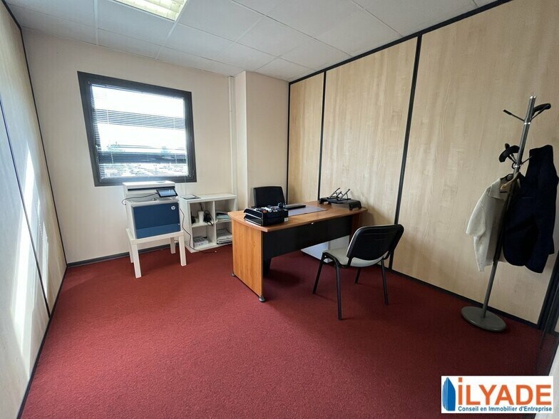 Office in Aubagne for lease - Interior Photo - Image 2 of 4