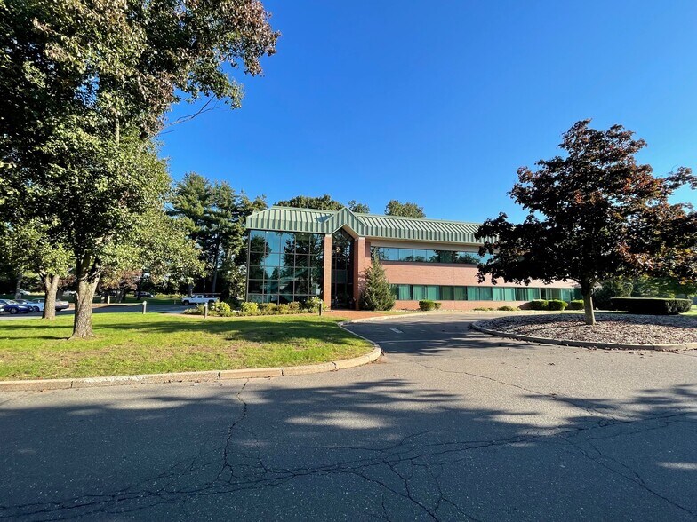 2 Bridgewater Rd, Farmington, CT for lease - Building Photo - Image 2 of 8
