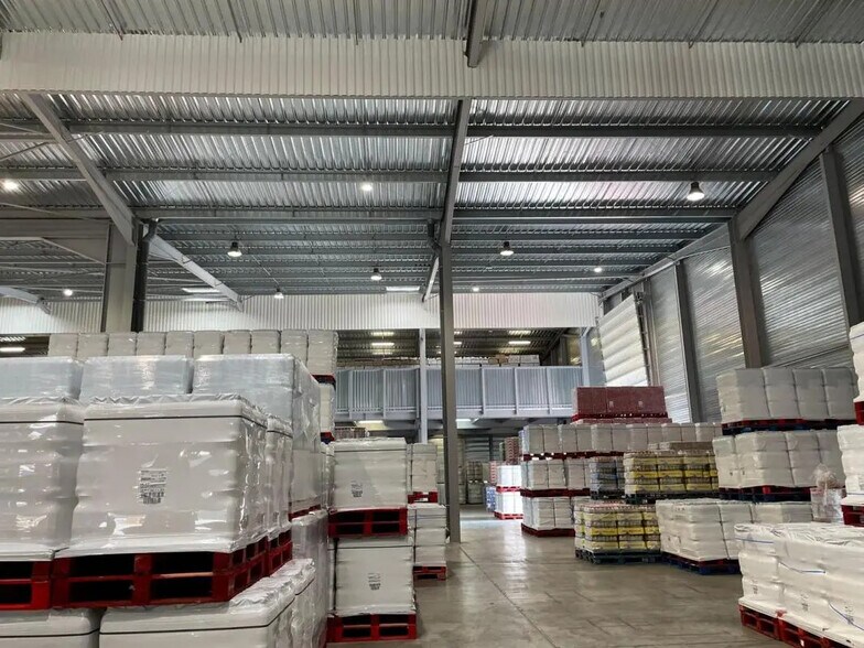 Industrial in La Crau for lease - Interior Photo - Image 3 of 5