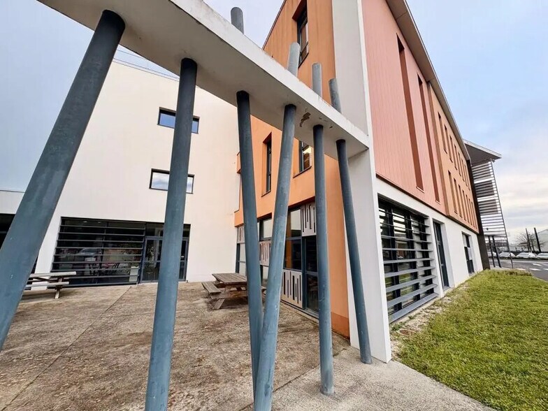 Office in Nantes for lease - Building Photo - Image 2 of 25