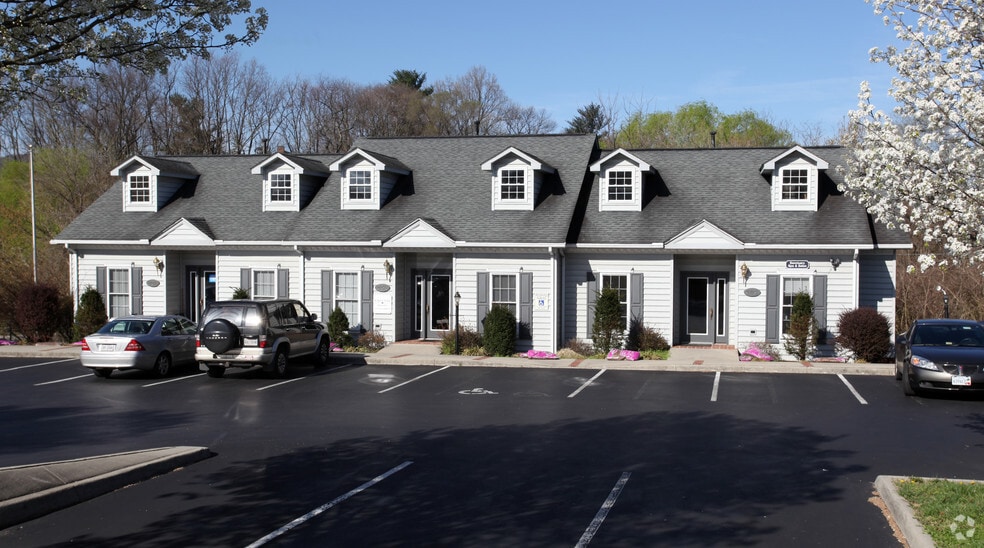 1215 Corporate Cir, Roanoke, VA for sale - Primary Photo - Image 1 of 1