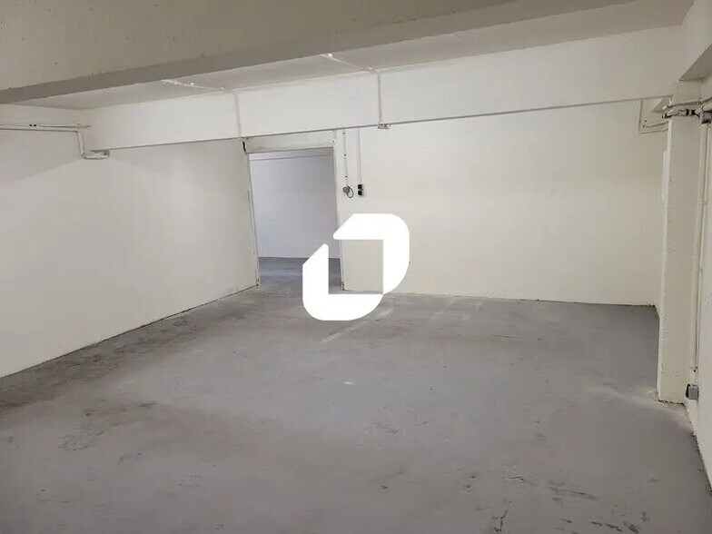 Flex in Les Lilas for lease - Interior Photo - Image 2 of 7