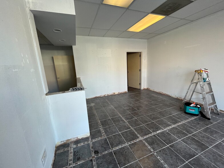 3401-3409 W Fullerton Ave, Chicago, IL for lease - Interior Photo - Image 3 of 32