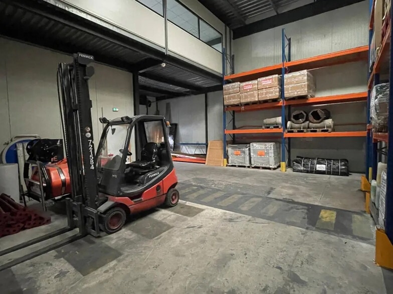 Flex in Val-de-Reuil for lease - Interior Photo - Image 3 of 3