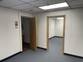 501 Thornhill Dr, Carol Stream, IL for lease Interior Photo- Image 2 of 3