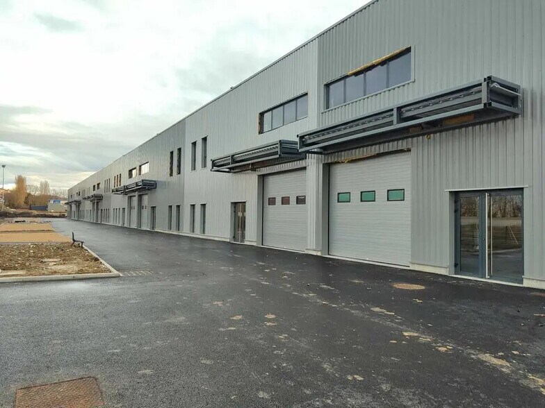 Flex in Bourgoin-Jallieu for lease - Building Photo - Image 2 of 9