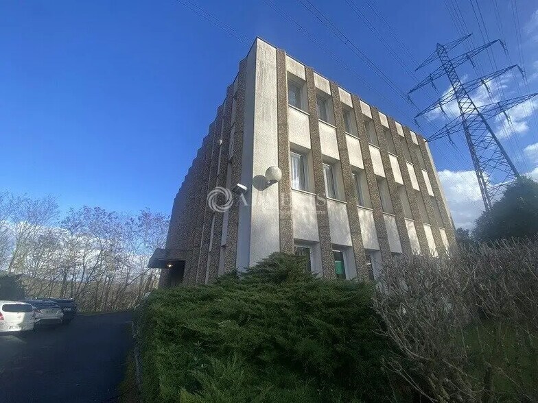 Office in Igny for lease - Building Photo - Image 1 of 7