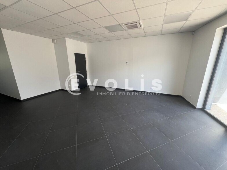 Office in Saint-Pierre-du-Perray for lease - Interior Photo - Image 2 of 5