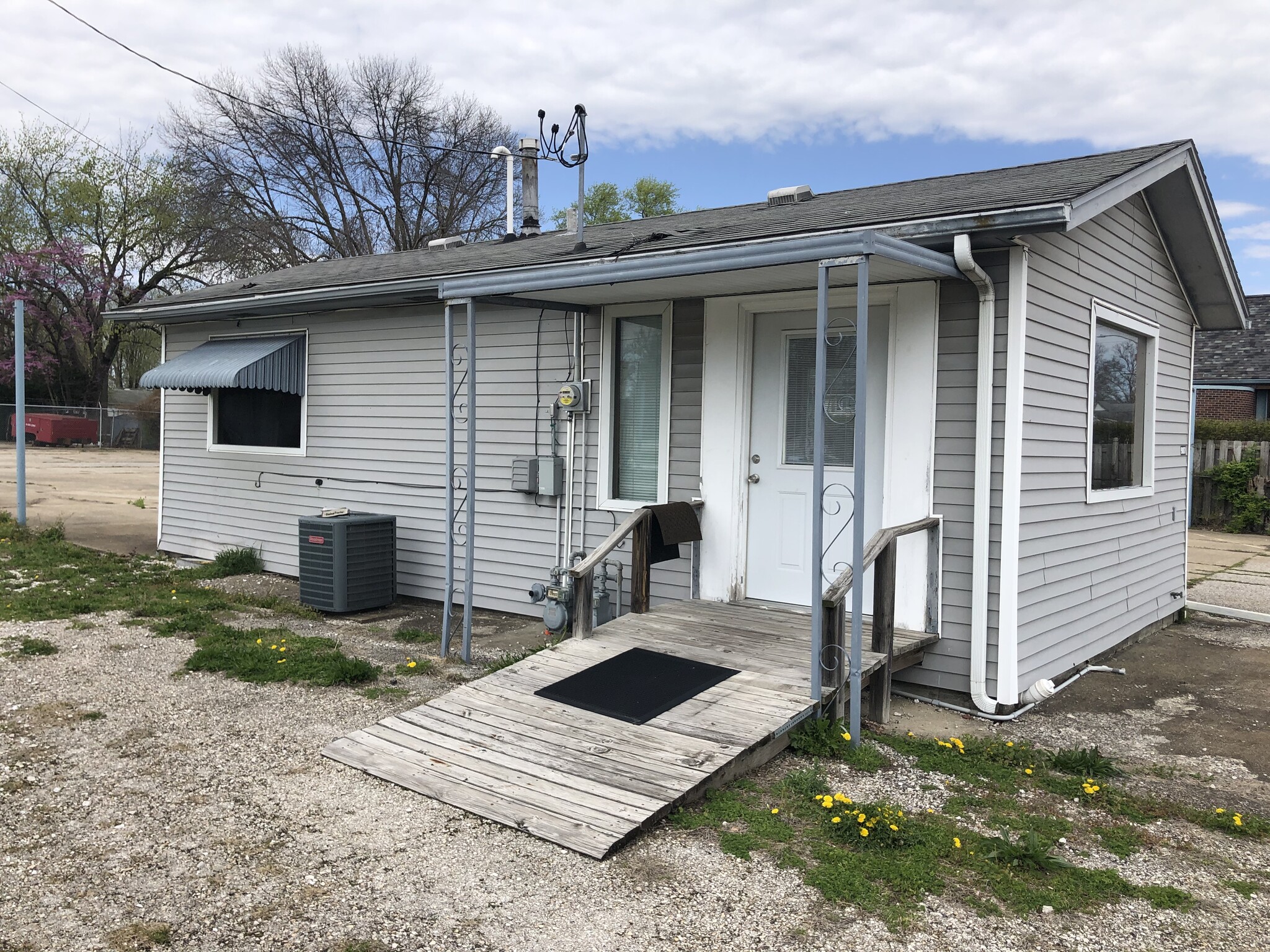 907 S Main St, Jacksonville, IL 62650 - Office/Warehouse | LoopNet